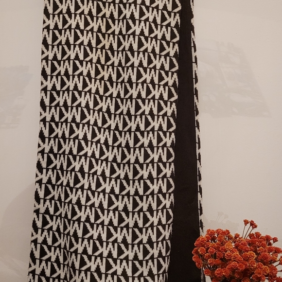 💋Stylish Michael Kors Scarf with logo print💋 - Picture 4 of 9